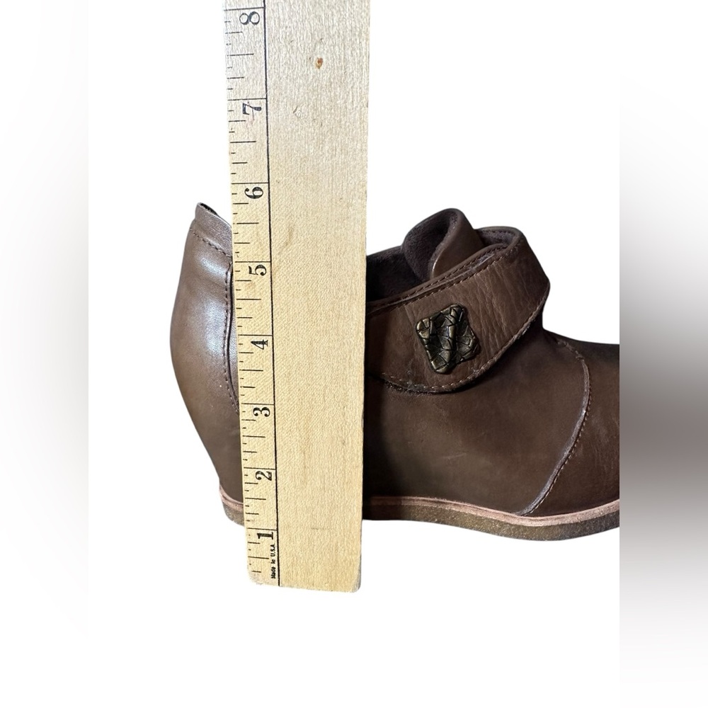 Earth Zanza Bark Brown Leather Wedge Ankle Booties Size 9.5 B Hook & Loop. Bin8 - Picture 11 of 11